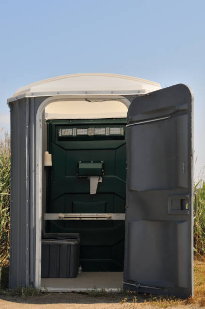Portable Toilet Options We Offer in Country Clu, FL